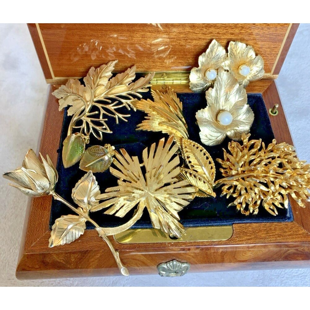 Vintage Signed Designer Jewelry Lot 9pc Trifari Sarah Coventry BSK Giovanni